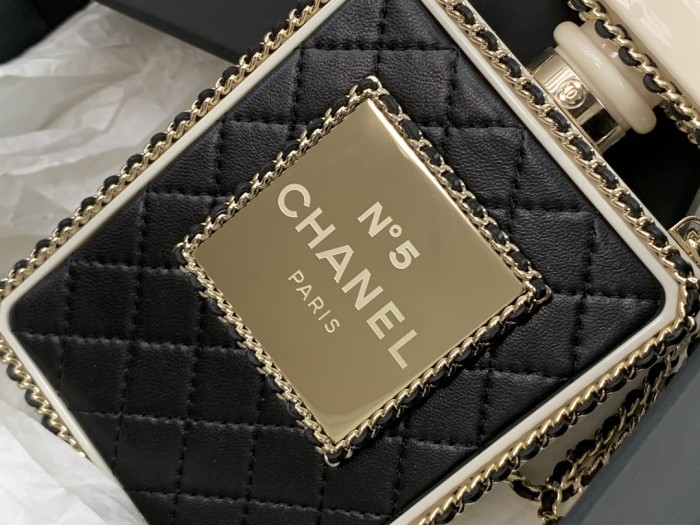  Handbag  Chanel  sizez 16*9*3.5* cm 