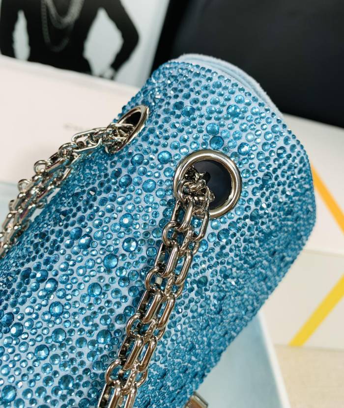 Handbag  Chanel  size  15.5x20x6 cm