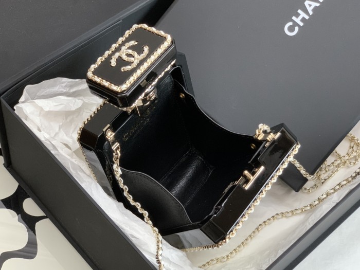  Handbag  Chanel  size 16*9*3.5* cm