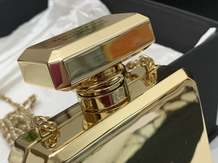  Handbag  Chanel  size 16*9*3.5* cm