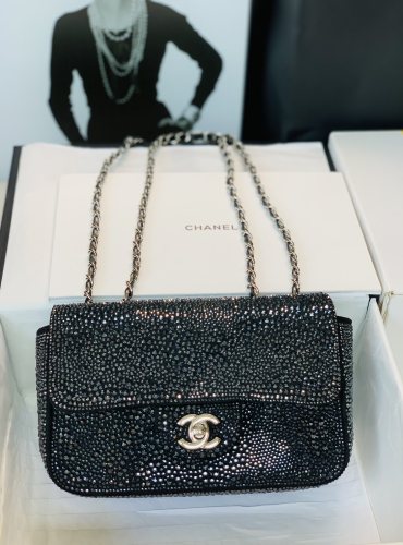 Handbag  Chanel  size  15.5x20x6 cm