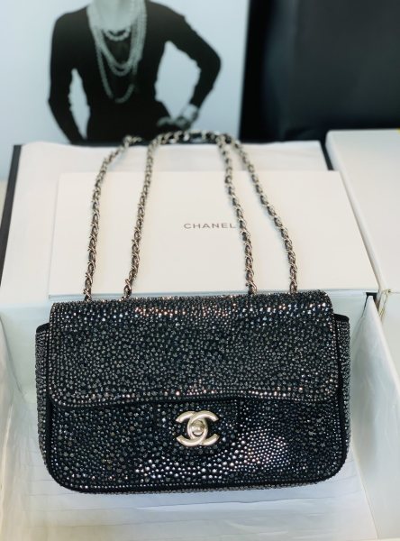 Handbag  Chanel  size  15.5x20x6 cm