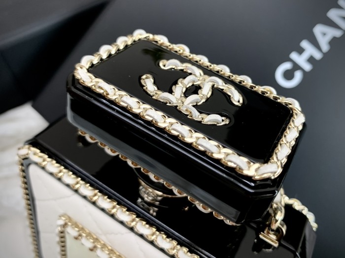  Handbag  Chanel  size 16*9*3.5* cm