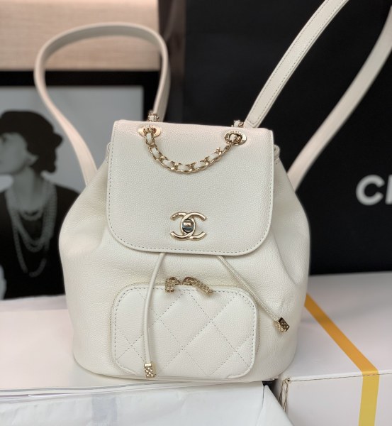  Handbag  Chanel 2022cc  size 20x19x12 cm 
