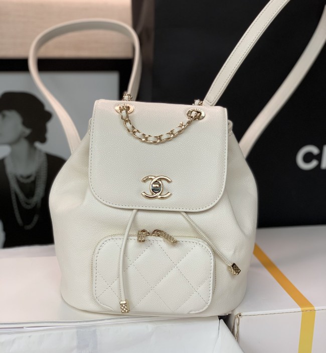  Handbag  Chanel 2022cc  size 20x19x12 cm 