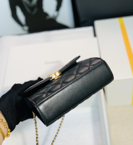  Handbag  Chanel  size  11.5*14.5*5.5 cm