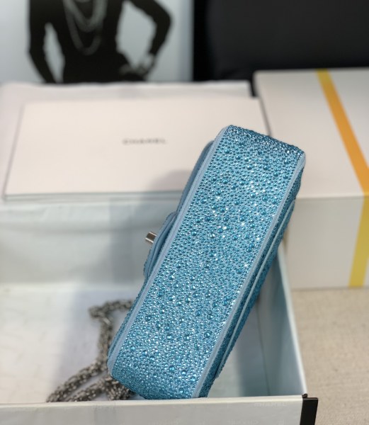 Handbag  Chanel  size  15.5x20x6 cm