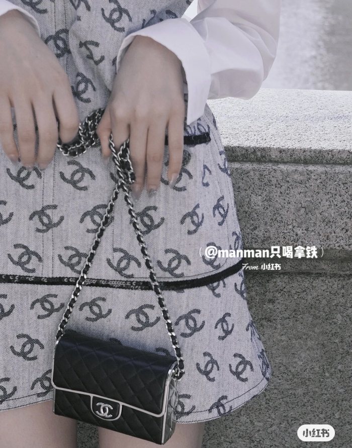 Handbag  Chanel  size 9*13*4 *cm