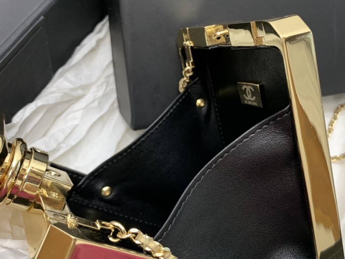  Handbag  Chanel  size 16*9*3.5* cm