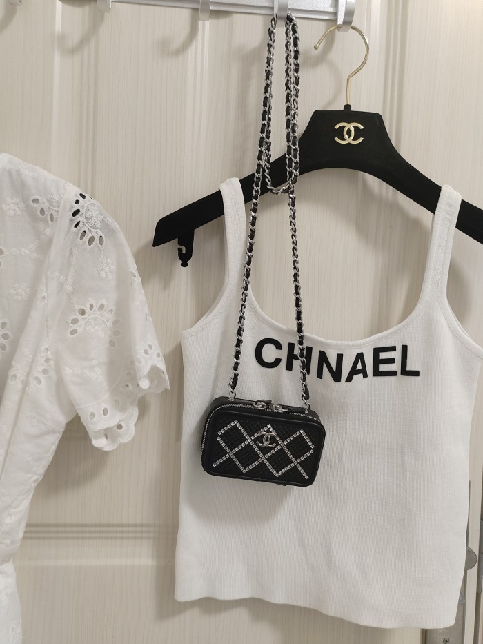  Handbag Chanel  size 10*7*4.5  cm