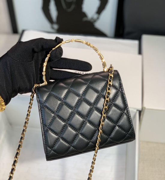  Handbag  Chanel  size  11.5*14.5*5.5 cm