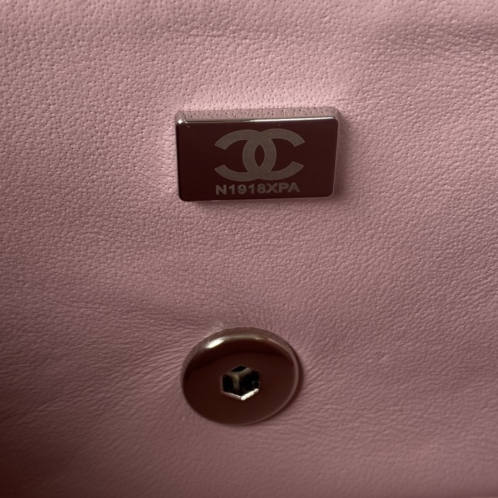  Handbag  Chanel  size  20 cm