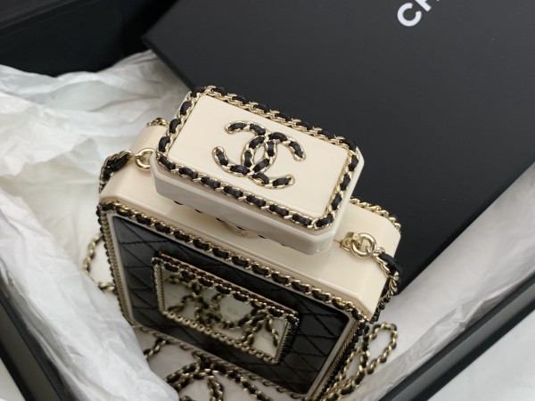  Handbag  Chanel  sizez 16*9*3.5* cm 
