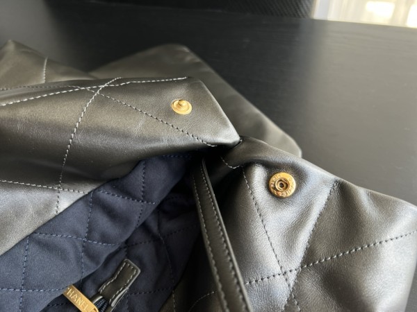 Handbag   Chanel  size  39cmx42cmx8 cm