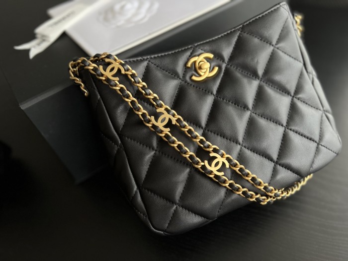  Handbag   Chanel  3223  size  16cmx19cmx8 cm