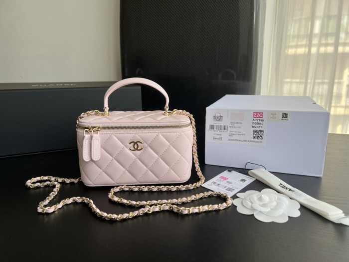  Handbag   Chanel AP2199  size  17cmx9.5cmx8 cm 
