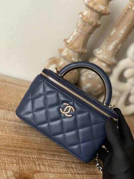  Handbag   Chanel  81208 size 9.5 17 8 cm