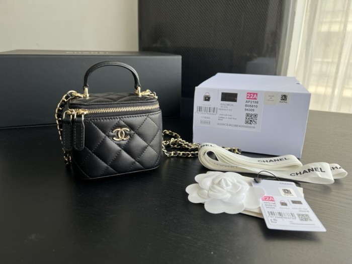  Handbag   Chanel AP2198 size  11cmx8.5cmx7 cm