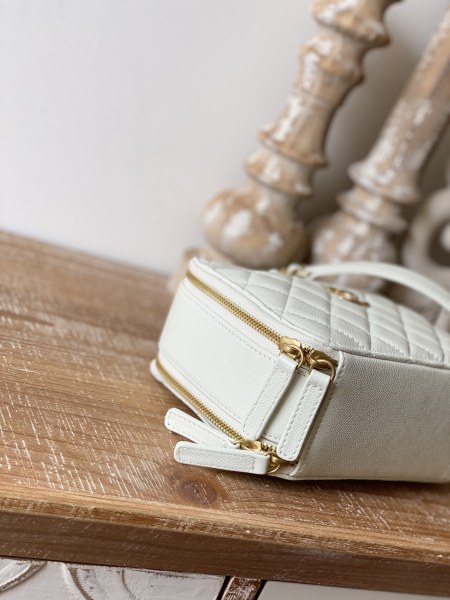  Handbag   Chanel  AP3222  size 19*13.5*7  cm