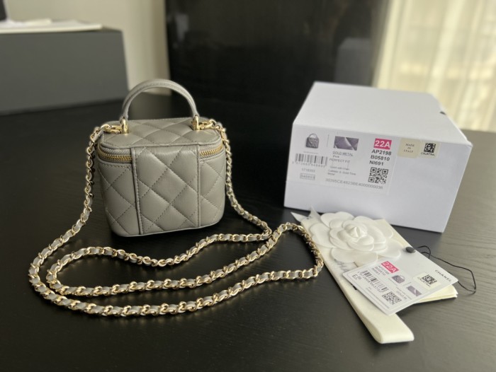  Handbag   Chanel  AP2198  size  11cmx8.5cmx7 cm