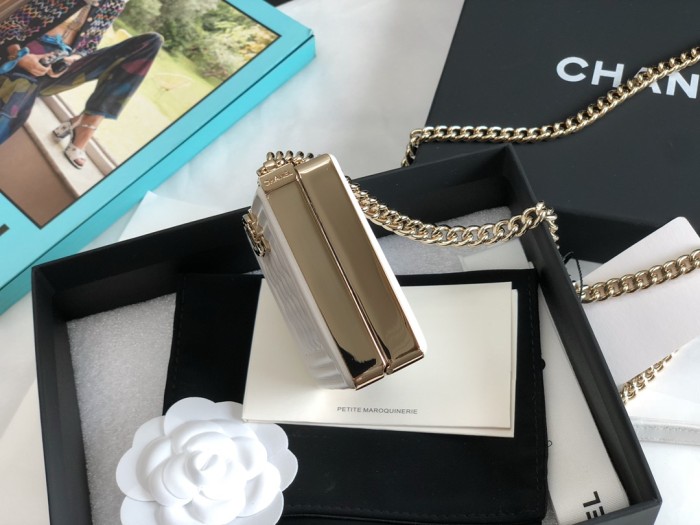 Handbag Chanel  size  11*7.5*2.4 cm