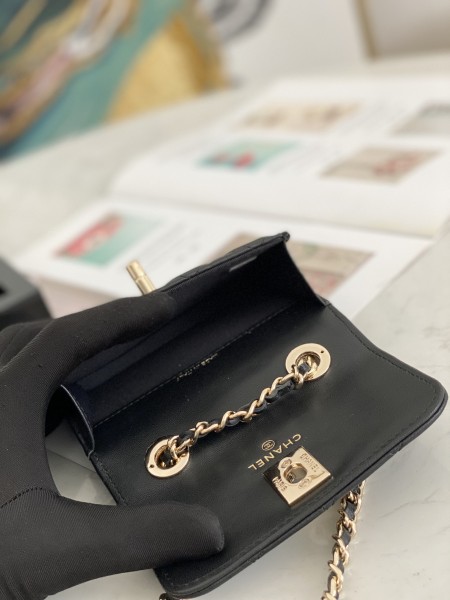  Handbag  Chanel 82768  size  12.5 2.5 9 cm