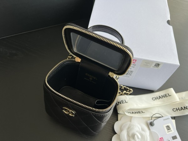 Handbag   Chanel AP2198 size  11cmx8.5cmx7 cm