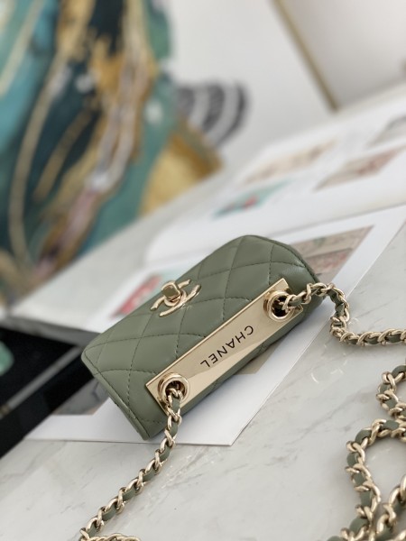  Handbag  Chanel  82768  size  12.5 2.5 9 cm