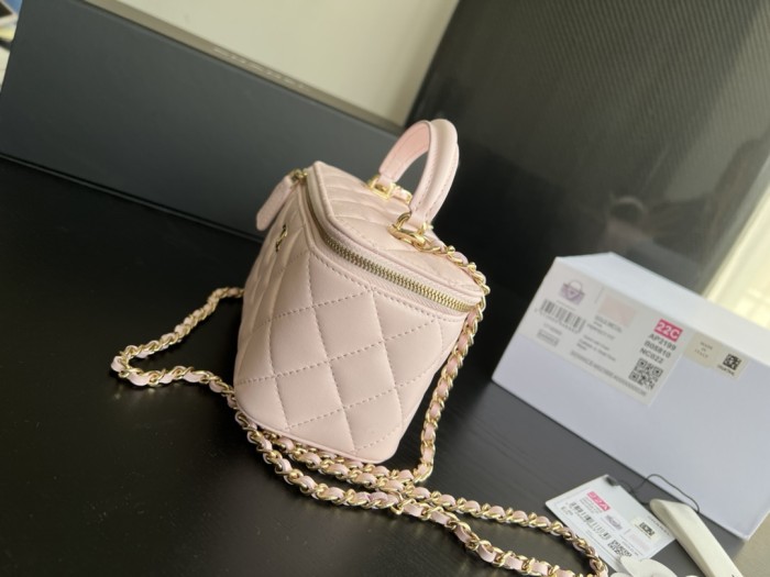  Handbag   Chanel AP2199  size  17cmx9.5cmx8 cm 