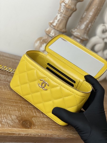  Handbag   Chanel  81208  size  9.5 17 8 cm