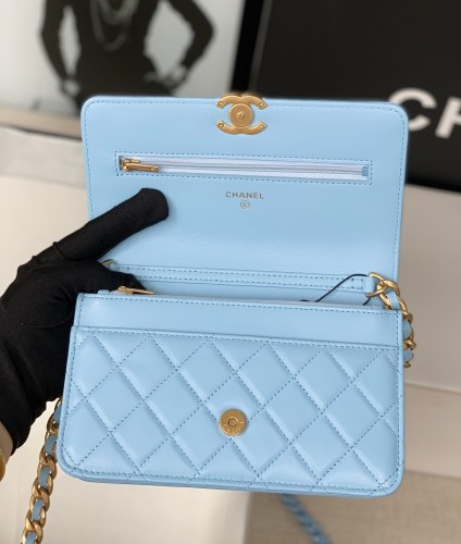 Handbag  Chanel  size  12*19*3.5 cm