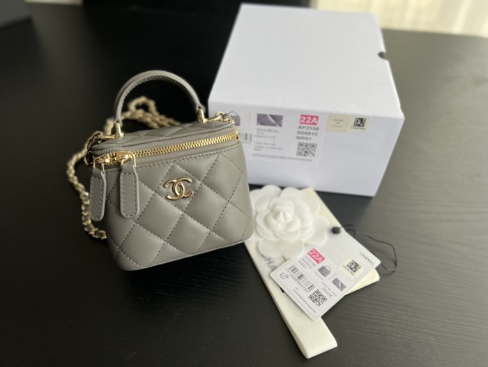  Handbag   Chanel  AP2198  size  11cmx8.5cmx7 cm