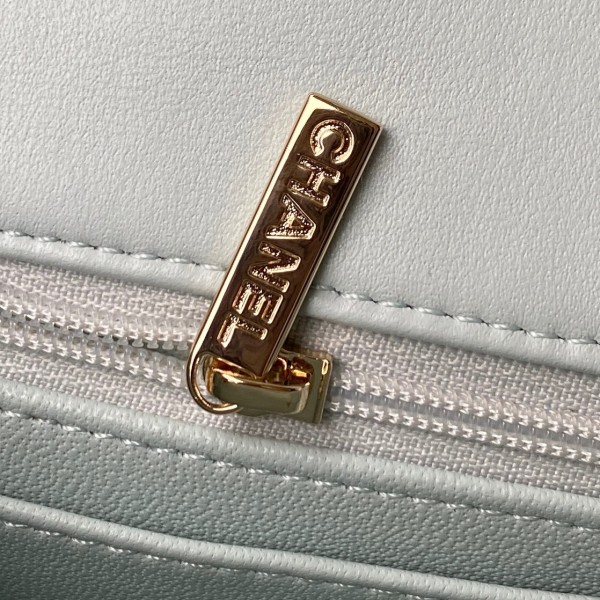  Handbag   Chanel AS2431 size 20x12x6 cm