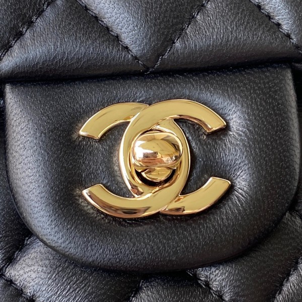  Handbag  Chanel  AS2431  size 20x12x6 cm