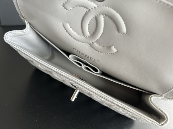 Handbag  Chanel  size 23 cm