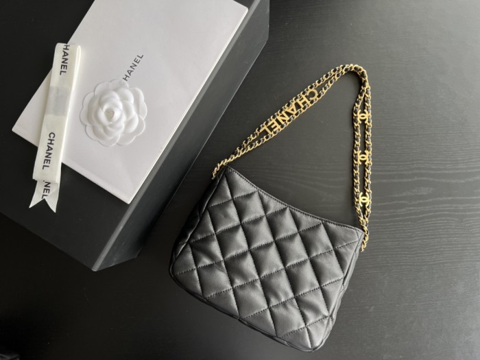  Handbag   Chanel  3223  size  16cmx19cmx8 cm