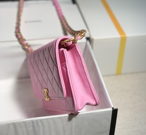  Handbag  Chanel  size  12*19*3.5 cm