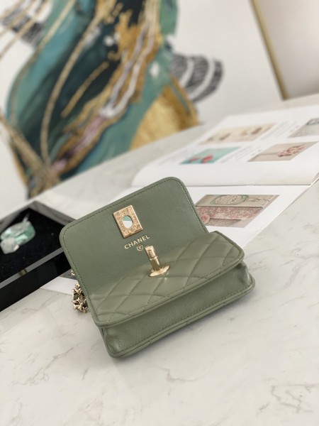  Handbag  Chanel  82768  size  12.5 2.5 9 cm