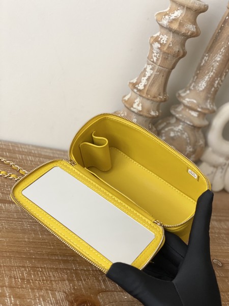  Handbag   Chanel  81208  size  9.5 17 8 cm