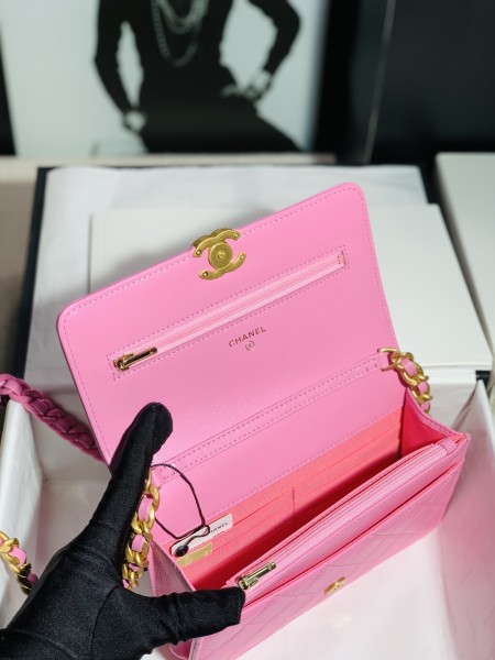  Handbag  Chanel  size  12*19*3.5 cm