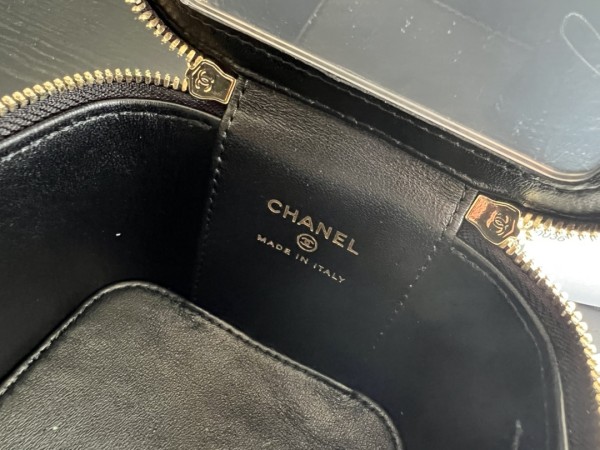  Handbag   Chanel AP2198 size  11cmx8.5cmx7 cm