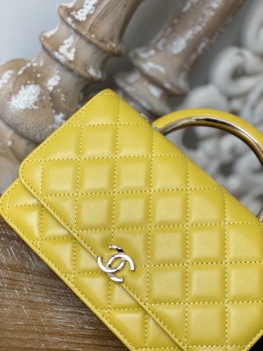  Handbag   Chanel  81207  size  19 cm 