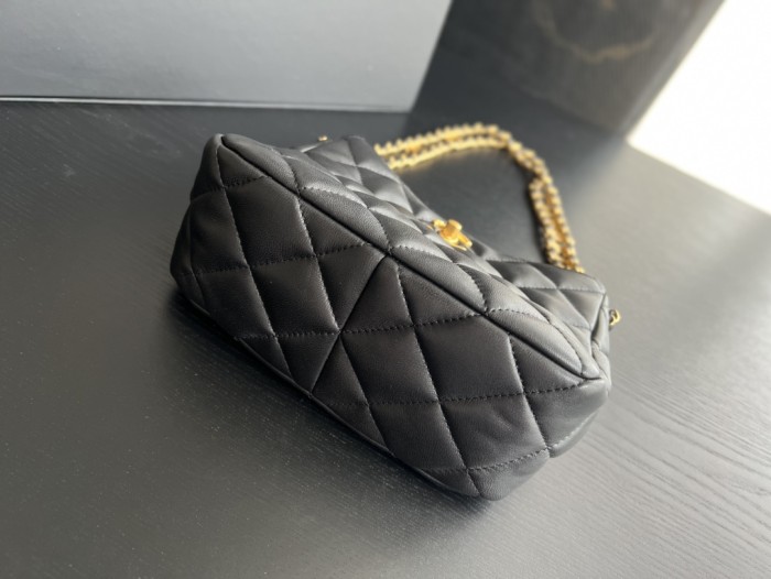  Handbag   Chanel  3223  size  16cmx19cmx8 cm