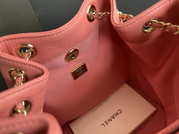  Handbag   Chanel  2908  size 18cmx18cmx12 cm 