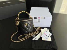  Handbag  Chanel AP2873  size  10.5cmx11.5 cm