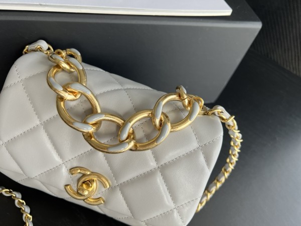 Handbag  Chanel   3366  size  17cmx8.5cmx11.5 cm