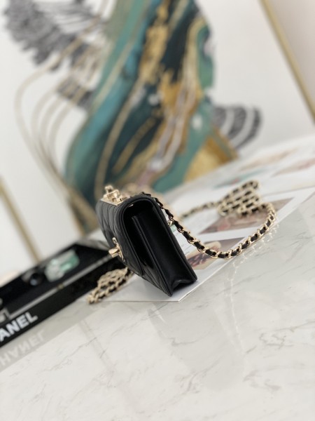  Handbag  Chanel 82768  size  12.5 2.5 9 cm