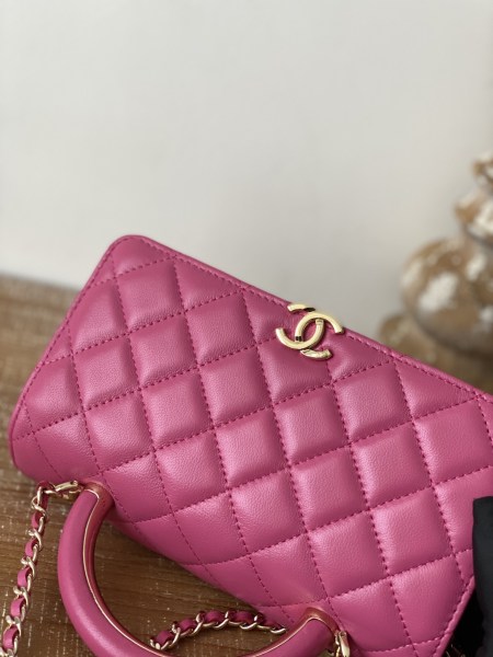  Handbag   Chanel 81207  size  19 cm   