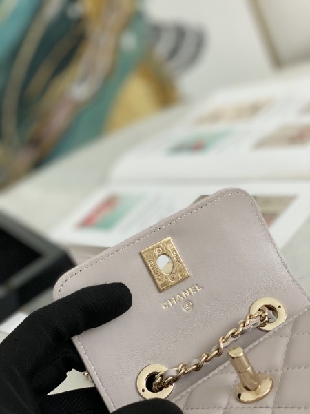  Handbag  Chanel  82768  size  12.5 2.5 9 cm