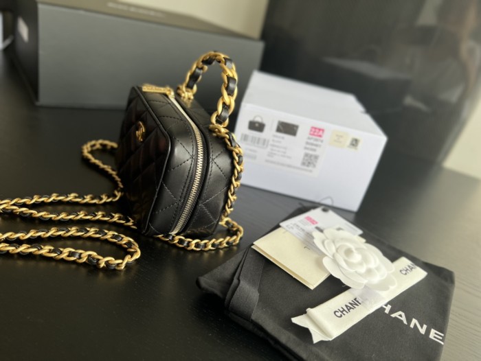  Handbag  Chanel AP2874  size 13.5cmx8.5cmx6 cm